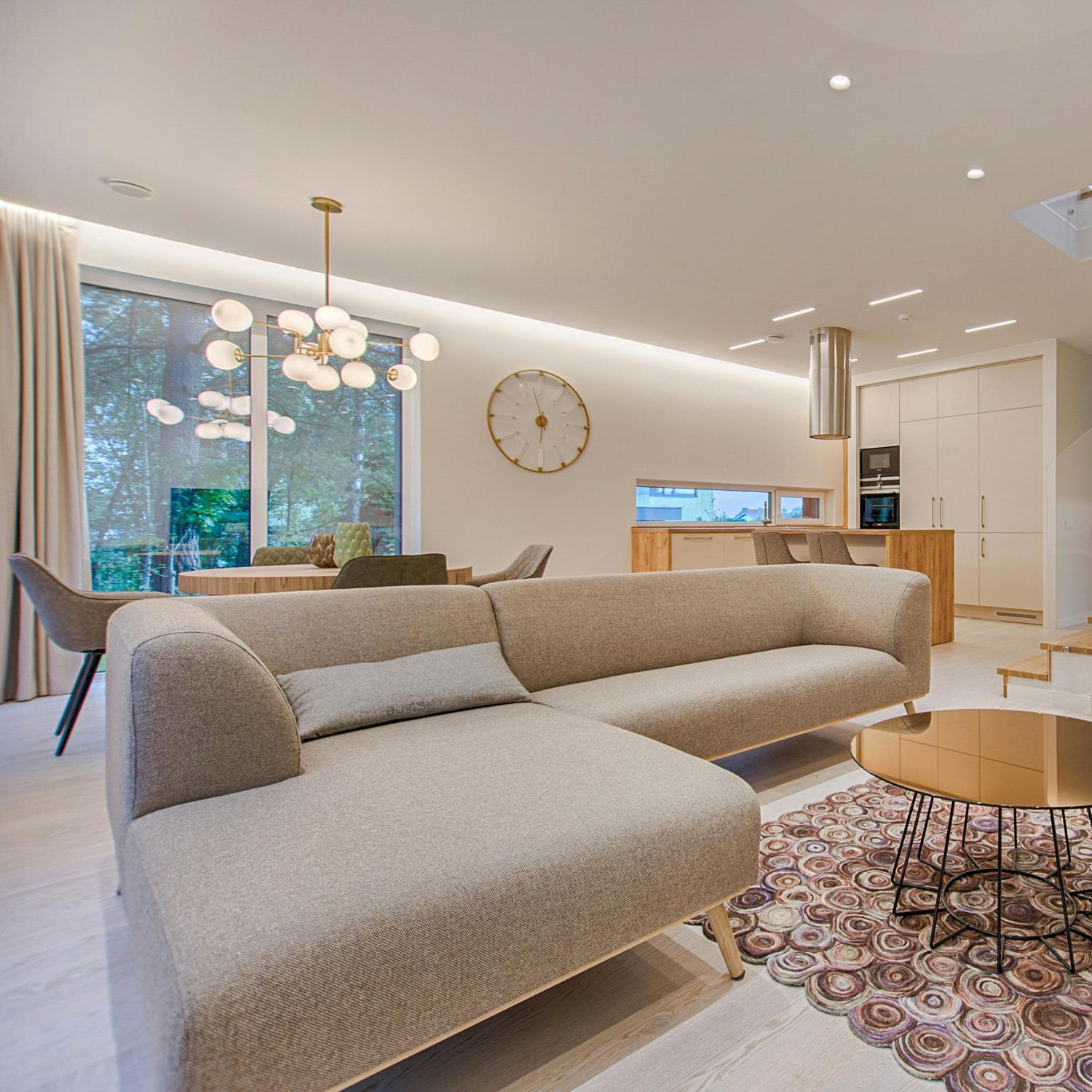 Ambiente moderno com design de interiores funcional e acolhedor, combinando móveis elegantes e iluminação suave.