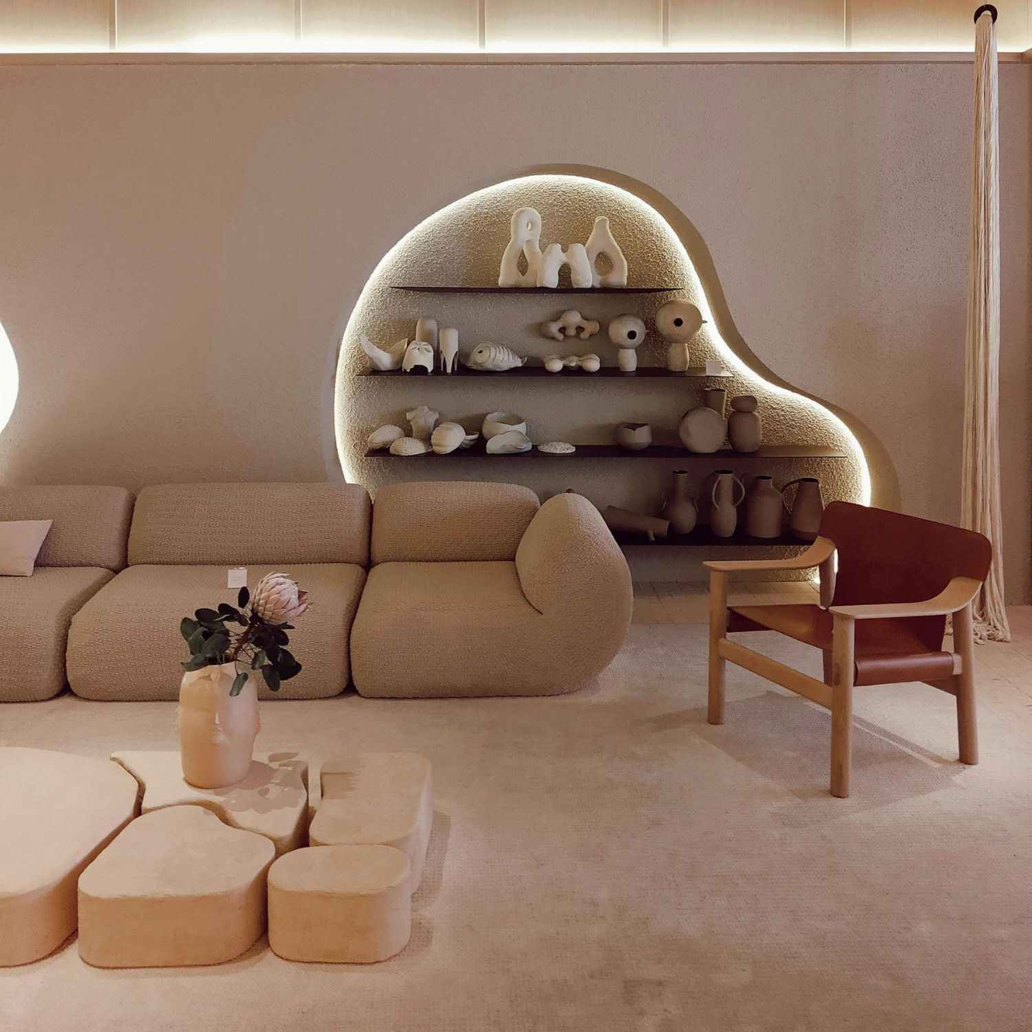 Inspiração de decoração aconchegante para casa com elementos naturais, cores neutras e estilo contemporâneo.